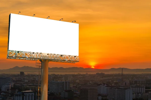 Şehir içinde gün batımı ile reklam için boş billboard — Stok fotoğraf