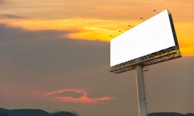 Boş billboard günbatımı backgrou ile yeni reklam için hazır