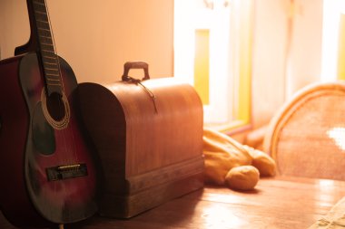 Ahşap masa göğüs ile akustik gitar