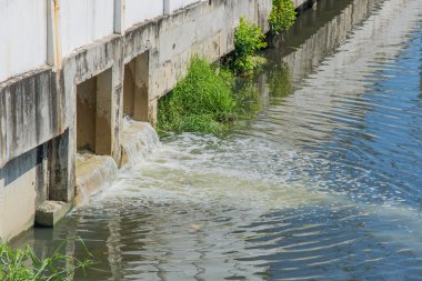 Zehirli su kanalizasyon çalışan izin kanalı içine boşaltmak için