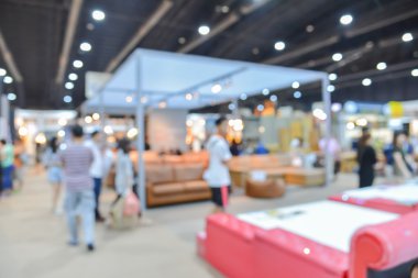 Soyut bulanık insanların alışveriş merkezinde yürüyüş