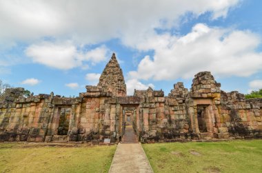 Taş castle civarındaki Prasat Hin Phanom basamak Historical Park, Tayland