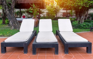 Yüzme Havuzu tropikal tatil yakınındaki havuzu yatak