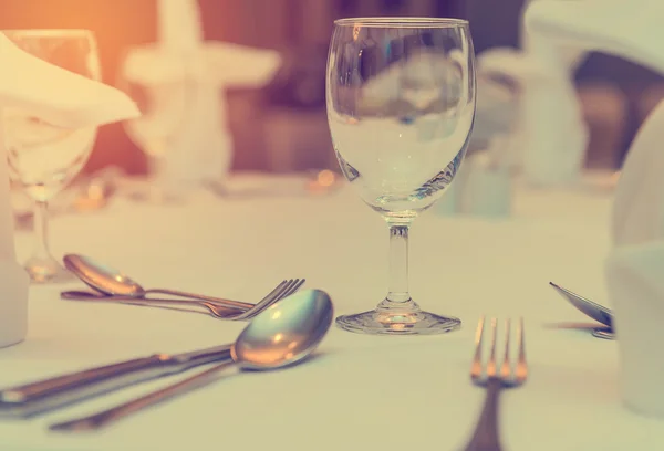 Elegancia de vasos en la mesa configurada para el comedor — Foto de Stock