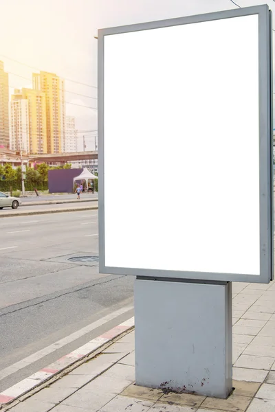 Panneau d'affichage blanc sur la route avec vue sur la ville arrière-plan — Photo