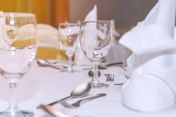 Elegancia de vasos en la mesa configurada para el comedor — Foto de Stock