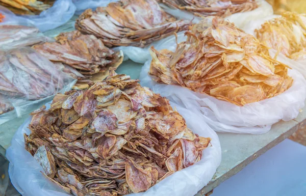 Традиционные сушеные кальмары на рынке — стоковое фото