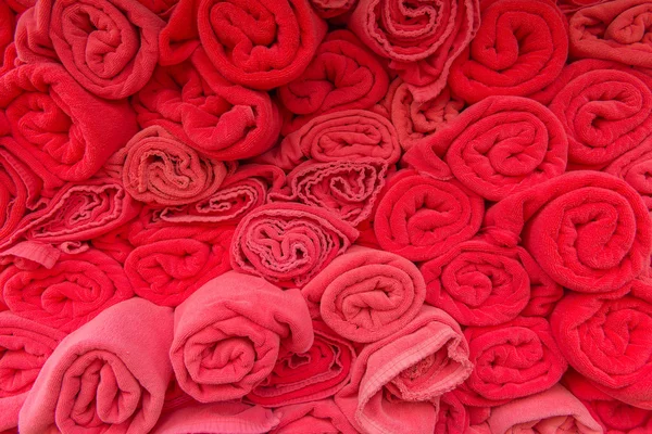 Stos rolka ręczników kąpielowych czerwony na drewnianym stole — Zdjęcie stockowe