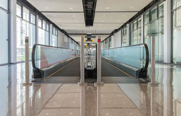 Μακρύ διάδρομο της κυλιόμενες σκάλες στο διεθνές τερματικό σταθμό του αεροδρομίου — Φωτογραφία Αρχείου