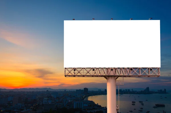 Cartellone bianco pronto per la pubblicità in centro città con su — Foto Stock
