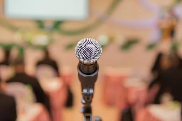 Microphone dans la salle de réunion avant une conférence — Photo