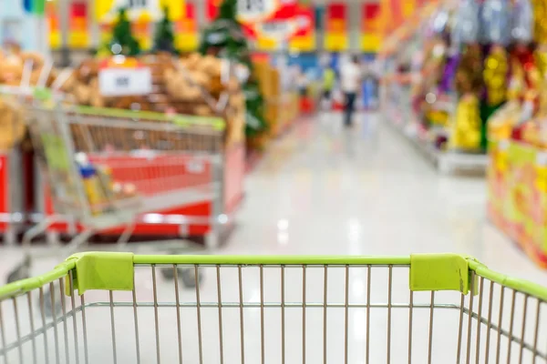 Detailní záběr na vozíku za nákup v supermarketu — Stock fotografie