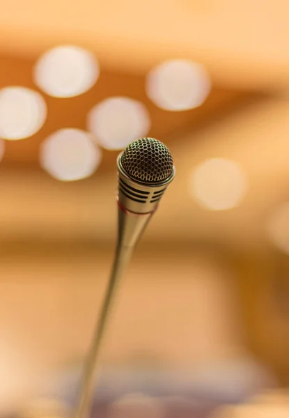 Microphone dans la salle de réunion avant une conférence — Photo