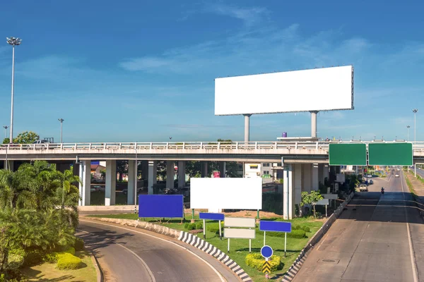 Grande outdoor em branco no viaduto com vista para a cidade fundo — Fotografia de Stock