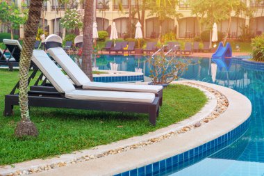 Yüzme Havuzu tropikal tatil yakınındaki havuzu yatak