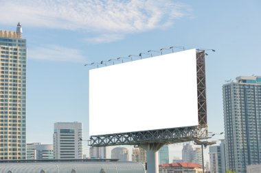 Şehir görünümü arka plan ile yolda boş billboard