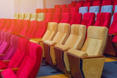 tiyatro ya da konferans salonunda boş sandalyeler