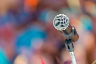 Toplantı odasında mikrofon var.