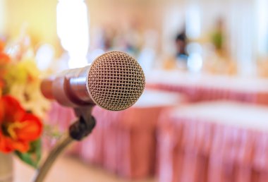 Toplantı odasında mikrofon var.