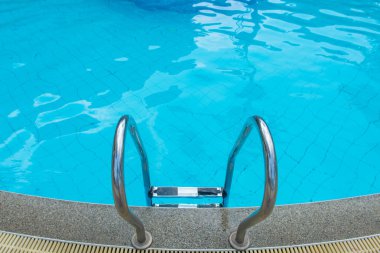 Otelde merdivenli mavi yüzme havuzu