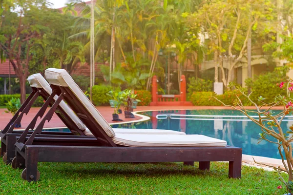 Medence ágy medencével, a trópusi üdülőhely közelében — Stock Fotó