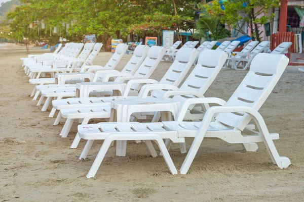 Sunbed or chair on the tropical beach — Stock Photo, Image