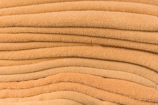 Stack av badhanddukar på träbord — Stockfoto