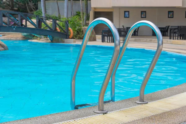 Piscine bleue à l'hôtel avec escalier — Photo