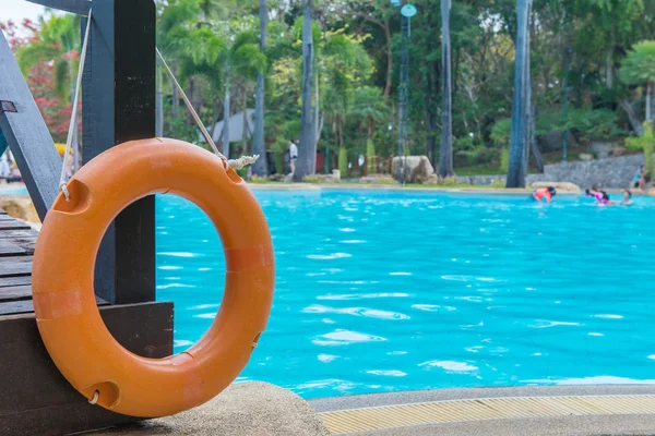 Bóia de salvação vermelha perto de uma piscina pública — Fotografia de Stock