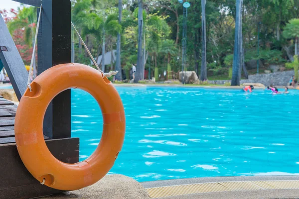 Lifebuoy merah dekat kolam renang umum — Stok Foto