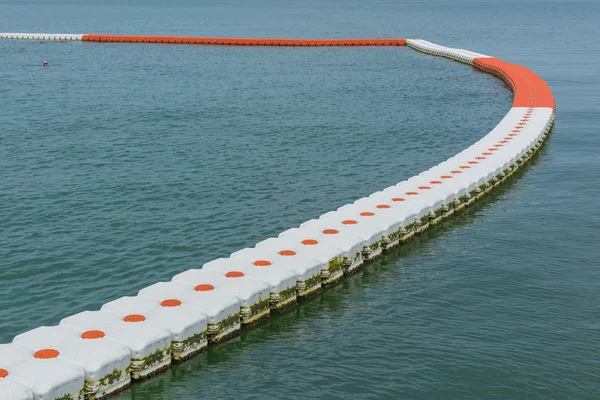 Barriera boa sulla superficie del mare per proteggere le persone dalla barca — Foto Stock