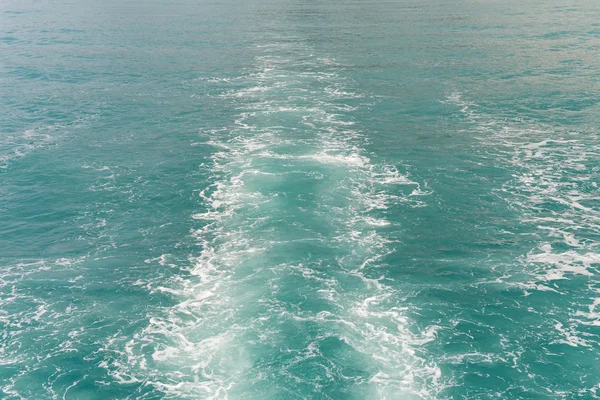 Onda de um navio de passageiros ou lancha no mar — Fotografia de Stock