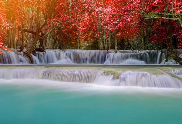 Cascada en la selva profunda (Huay Mae Kamin Cascada i — Foto de Stock