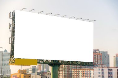 Büyük boş ilan panosu yeni reklam için hazır.