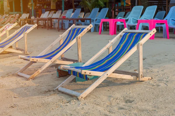 Sunbed or chair on the tropical beach — Stock Photo, Image