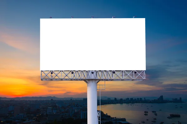 Порожній рекламний щит на дорозі з видом на місто фону — стокове фото