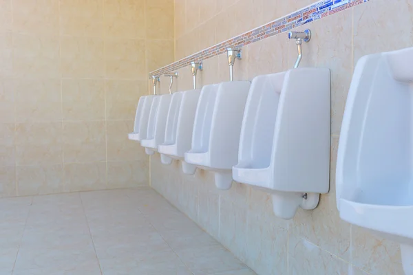 Urinoirs mannen openbare op wc kamer, wc — Stockfoto