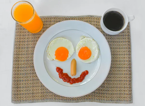 Щасливе обличчя Смажені яйця на сніданок ізольовані на білому — стокове фото