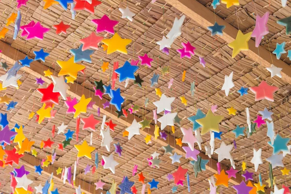 Stelle fatte da candela per la decorazione sul soffitto del tetto — Foto Stock