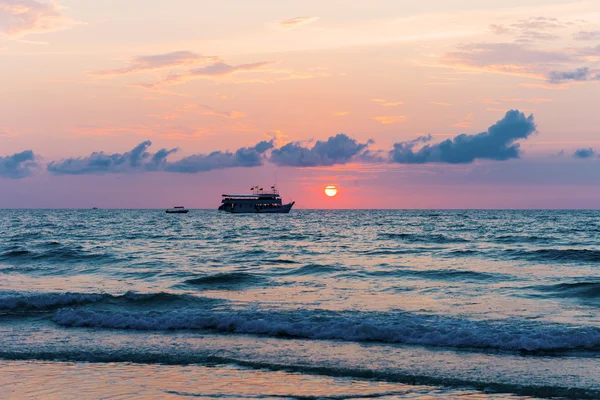 タイの熱帯のビーチの夕日 — ストック写真