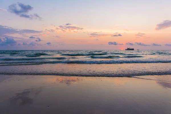 Sunset on the Tropical beach in Thailand — Stock Photo, Image