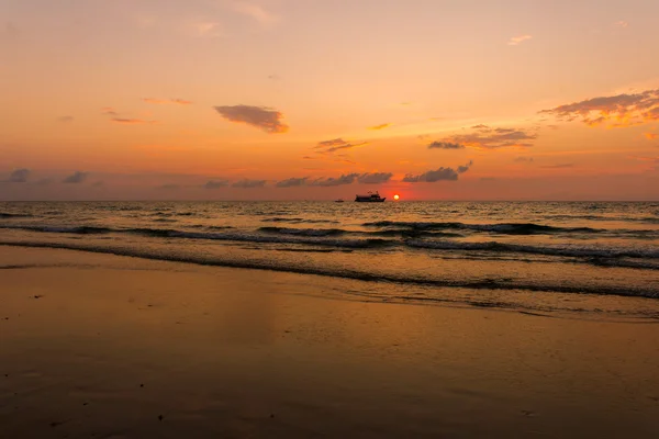 Ηλιοβασίλεμα στην τροπική παραλία στην Ταϊλάνδη — Φωτογραφία Αρχείου