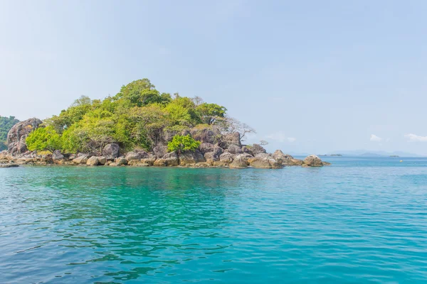 Isola nelle acque tropicali del mare delle Andamane Thailandia — Foto Stock