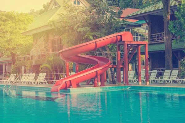 Piscina blu con scivolo acquatico in hotel — Foto Stock