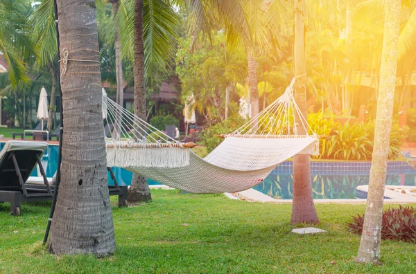 Amache in piscina di lusso per il relax — Foto Stock