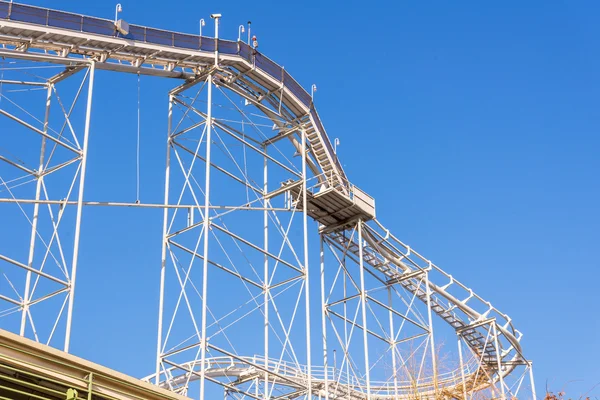 Pistas de montaña rusa contra el cielo azul —  Fotos de Stock