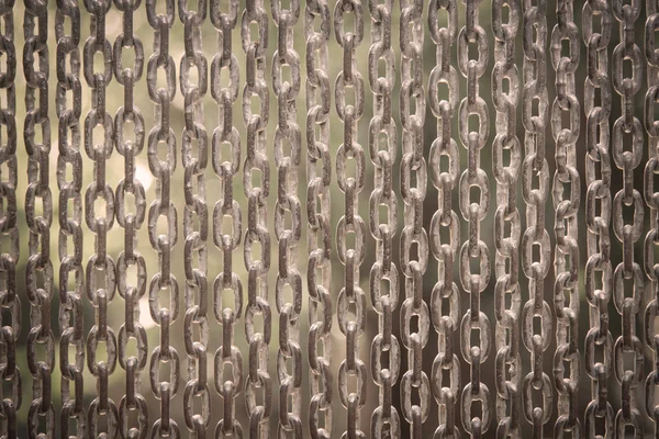 Hängende Edelstahlkette, abstraktes Metall als Hintergrund — Stockfoto