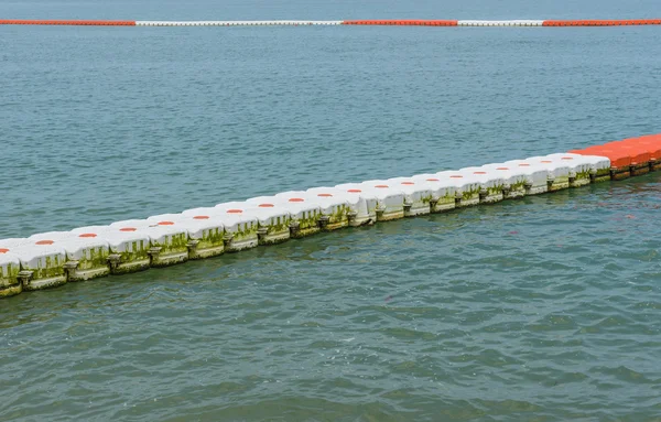 Bóje bariéry na mořské hladině chránit lidi před lodí — Stock fotografie