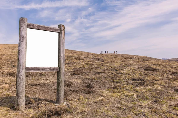 Κενό ξύλινο σε ορεινό τοπίο, το billboard — Φωτογραφία Αρχείου