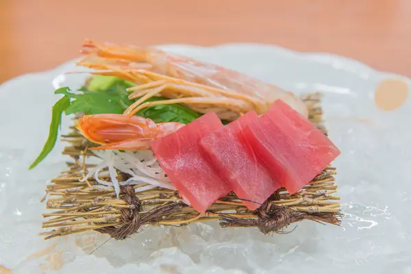 三文鱼生鱼片与虾在盘子里, 日本食品 — 图库照片